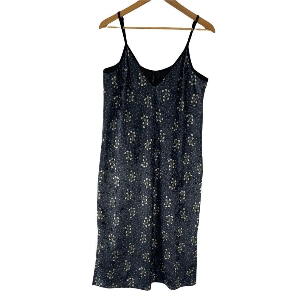 Knot Sisters Patsy Velvet Floral Dress - Picture 4 of 10